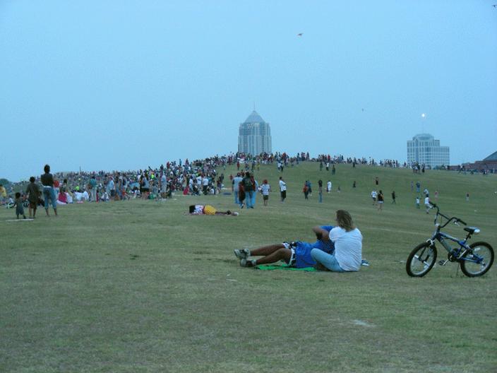 DSCN2287.gif - There were lots of people on the hillside and around the lake