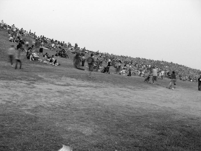 DSCN2297.gif - There were lots of people on the hillside and around the lake