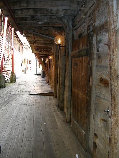 DSCN4365BergenBryggen.JPG - Bryggen Alley