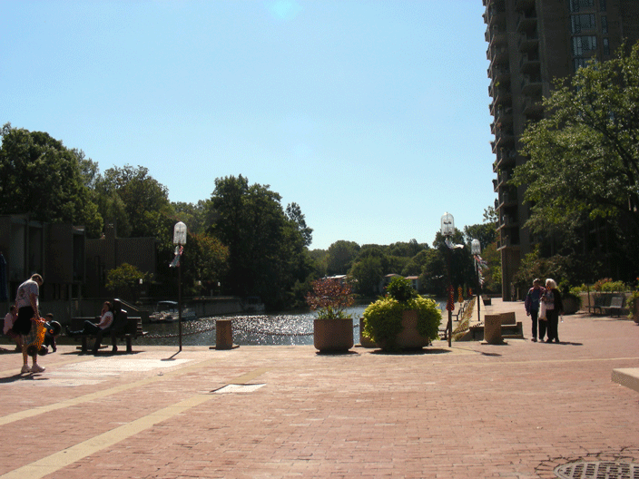 DSCN2919.gif - The plaza at Lake Anne (and Lake Anne)