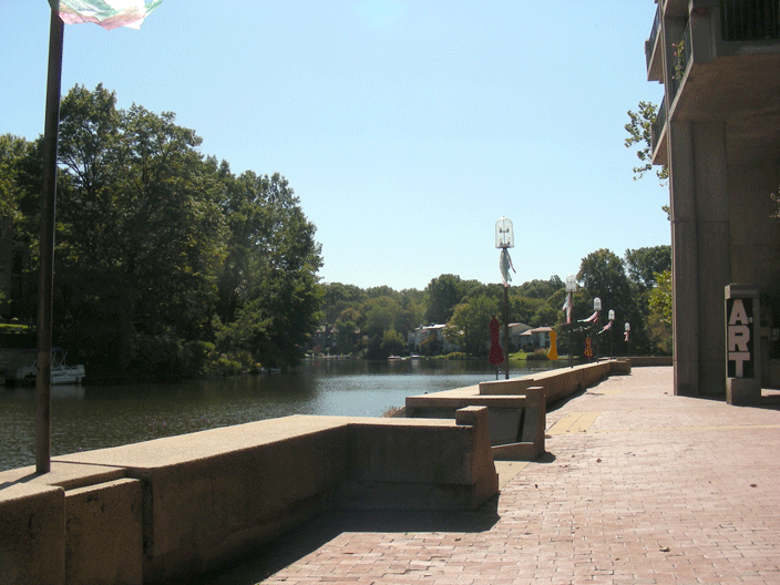 DSCN2920.gif - The plaza at Lake Anne (and Lake Anne)