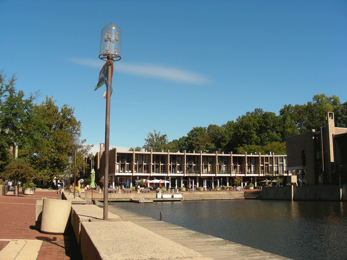 DSCN2921.gif - Lake Anne Plaza, built to emulate the Italian coastal town of Portofino