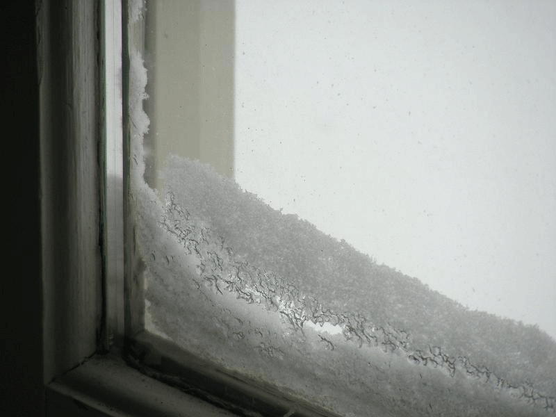 DSCN3539.gif - Snow in the window sill